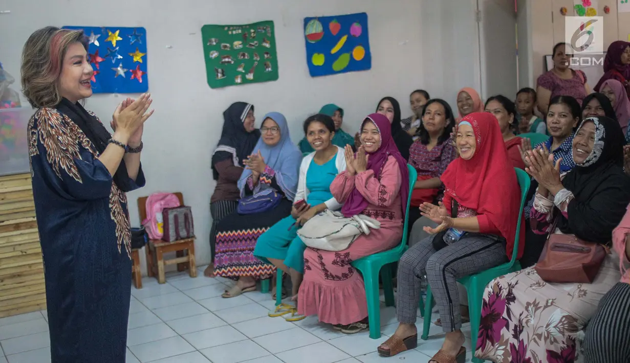 Millie Lukito berbincang dengan orang tua anak-anak PAUD CPI di Rusunawa Marunda, Jakarta (30/11). Biasanya kegiatan dilakukan dua minggu sekali. Seperti kelas memasak, bercocok tanam hingga edukasi mengenai berwirausaha. (Liputan6.com/Faizal Fanani)