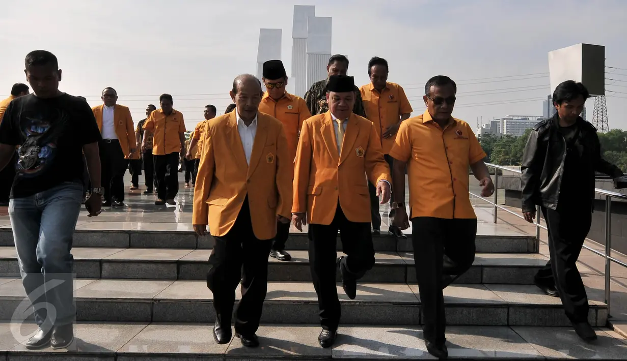 Ketua Umum MKGR,  Roem Kono (tengah) usai memperingati HUT ke 56 MKGR di TMP Kalibata, Jakarta (10/1/2016). MKGR mengadakan acara Tabur Bunga dan Doa Bersama di TMP Kalibata. (Liputan6.com/Johan Tallo)
