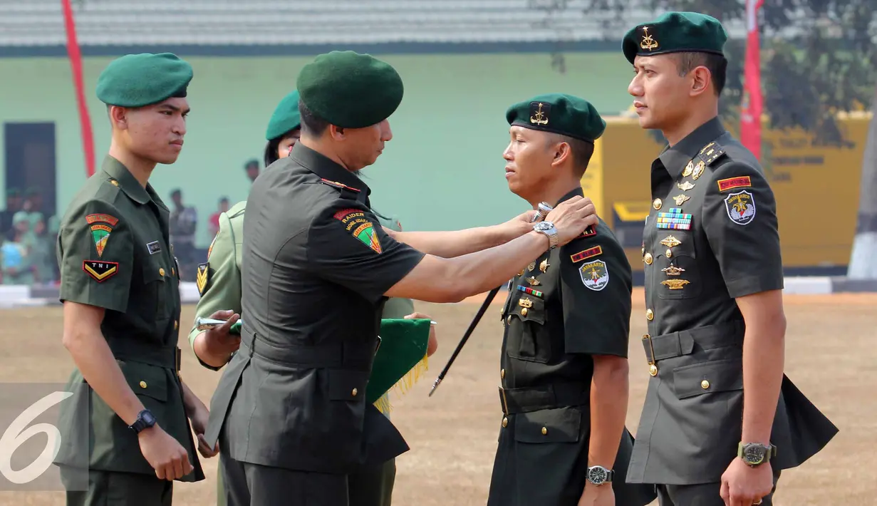 Letkol Inf Rionardo (ketiga kanan) melepas tanda jabatan Letkol Inf Slamet Supriyanto saat upacara sertijab di Markas Yonif Mekanis 203, Tangerang (22/8/2015). Agus resmi menjabat Komandan Batalyon Infanteri Mekanis 203. (Liputan6.com/Helmi Afandi)