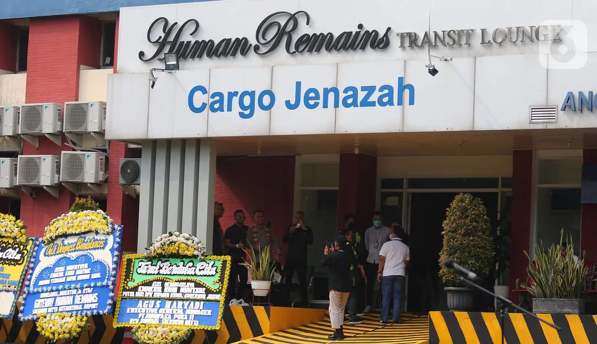 Suasana kargo jenazah saat menunggu kedatangan  Jenazah anak dari Gubernur Jawa Barat (Jabar) Ridwan Kamil, Emmeril Khan Mumtadz atau Eril di Bandara Soekarno Hatta, Tangerang, Minggu (12/6/2022). Jenazah yang bertolak dari Bern, Swiss, akan tiba sekitar pukul 15.45 WIB dengan pesawat Qatar Airways QR 95. (Liputan6.com/Angga Yuniar)
