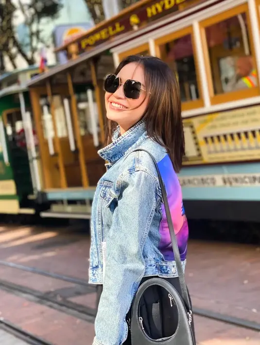 Meski sekarang usianya sudah bertambah dan makin tua, namun wajah dan penampilan Rossa masih sangat muda. (FOTO: instagram.com/itsrossa910/)