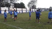 Akademi Persib U-12 Cimahi dalam sesi latihan. (Bola.com/Erwin Snaz)