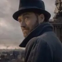 Namun di trailer Fantastic Beasts 2, kamu bisa melihat apa yang sebenarnya dilihat oleh Dumbledore lewat cermin itu. (movieweb)