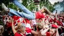 Sejumlah suporter Timnas Denmark mengangkat fans wanita  saat menonton bersama laga melawan Timnas Inggris di  Copenhagen, Denmark, Kamis (8/7/2021). (Foto:AFP/Mads Claus Rasmussen/Ritzau Scanpix,Pool)