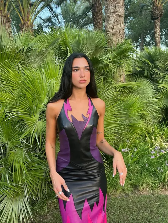 Dua Lipa baru saja merayakan hari ulang tahunnya yang ke-27. Di hari ulang tahunnya, lagi-lagi Dua Lipa sukses membuat pecinta fashion berdecak kagum dengan pilihan gaun yang dikenakannya. (instagram/dualipa)