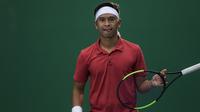 Petenis Indonesia, Christopher Rungkat, bermain dengan raket saat latihan di Lapangan Tenis Pondok Indah, Jakarta, Kamis (19/7/2018). Dirinya merupakan salah satu petenis yang akan turun pada Asian Games XVIII. (Bola.com/Vitalis Yogi Trisna)