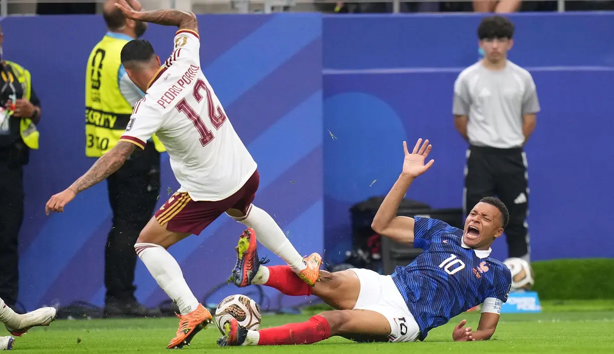 Pemain Spanyo Pedro Porro berebut bola dengan pemain Prancis Kylian Mbappe selama pertandingan semifinal Piala Dunia antara Prancis dan Spanyol di Arlington, Texas, dekat Dallas, Selasa, 14 Juli 2026. (AP Photo/Eric Gay)