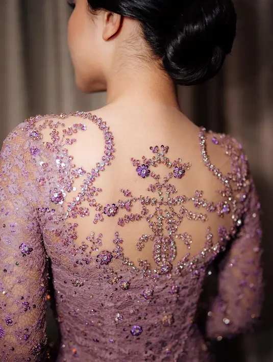 Tak kalah memesona dari sang pengantin, tak heran jika peanampilan bridesmaid Shasa Zhania juga menjadi perhatian. Kebaya setiap bridesmaid punya keunikan masing-masing, begitu juga dengan Hanggini. Detail payetnya rapi, ini adalah tampak belakang kebaya bridesmaid Hanggini. Perlihatkan punggung, namun tetap ada kesan manisnya dengan payet yang terlihat seperti bunga. (Liputan6.com/IG/@hanggini)