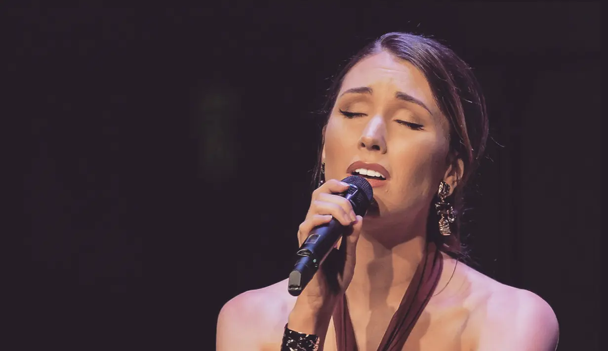 Meski sering manggung di berbagai acara, penampilan Loren selalu terlihat cantik natural loh! (instagram/lorenallred)