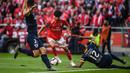 Gelandang Benfica, Joao Felix (tengah) berusaha melewati dua pemain Santa Clara selama pertandingan Liga Portugal di stadion Luz di Porto pada 18 Mei 2019. Pemain 19 tahun ini diboyong Atletico Madrid seharga 126 juta euro atau setara Rp 2 triliun. (AFP Photo/Patricia De Melo Moreira)