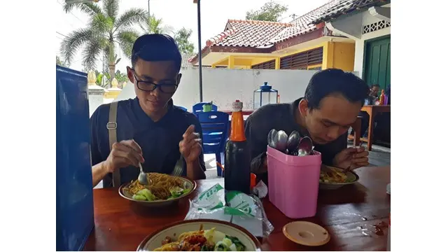Pengunjung Mi Ayam Goreng Mekaton, Agung dan Alfi