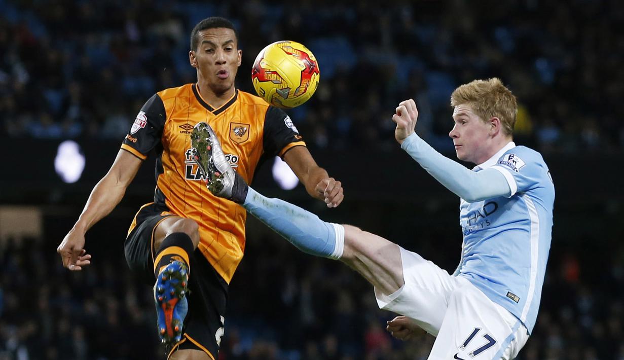 Manchester City, Kevin De Bruyne (kanan) berebut bola dengan pemain Hull City, Isaac Hayden  pada laga piala Liga Inggris di Stadion Etihad, Manchester, Rabu (2/12/2015). Manchester City menang 4-1. (Reuters/Phil Noble)