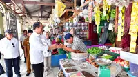 Presiden Jokowi mengunjungi Pasar Kawat, Kota Tanjungbalai, Provinsi Sumatera Utara, Kamis (14/3/2024). Jokowi mengecek langsung harga dan stok sejumlah bahan pokok yang ada di pasar tersebut. (Foto: Biro Pers Sekretariat Presiden)
