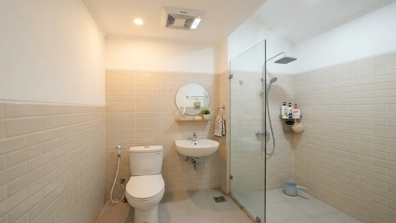Kamar Mandi Kecil dengan Plafon Tinggi dan Exhaust Fan