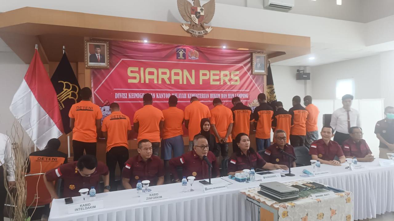 12 WNA Nigeria yang diamankan petugas Imigrasi Lampung. Foto : (Liputan6.com/Ardi).