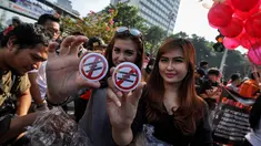Sejumlah perempuan cantik menunjukkan pin bertuliskan "peninjauan kembali status Budi Gunawan" saat menggelar aksi di Bundaran HI, Minggu (4/4/2015). Padahal, Pemprov DKI melarang adanya kegiatan bernuansa politik saat CFD. (Liputan6.com/Faizal Fanani)