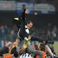 Pelatih Juventus, Massimiliano Allegri, merayakan gelar juara Serie A setelah melawan Sampdoria. (2/5/2015). (AP/Carlo Baroncini)..