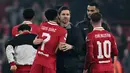 Pelatih Bayer Leverkusen, Xabi Alonso (tengah) berpelukan dengan pemain Liverpool, Luis Diaz setelah pertandingan lanjutan Liga Champions 2024/2025 yang berlangsung di Anfield, Liverpool, Inggris, Rabu (06/11/2024) dini hari WIB. (AFP/Paul Ellis)