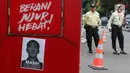 Anggota ICW juga menempelkan poster wajah Harun Masiku dengan tulisan “Masih Hilang” di pagar gedung KPK, Jakarta. (Liputan6.com/Herman Zakharia)