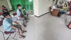 Warga mendaftar untuk menjalani tes Covid-19 di Gelanggang Olahraga Remaja (GOR) Kecamatan Makasar, Jakarta, Senin (17/5/2021). Pemkot Jakarta Timur menggelar tes Covid-19 gratis bagi warga yang baru tiba di Ibu Kota guna mencegah penyebaran virus Corona usai mudik. (merdeka.com/Iqbal S Nugroho)