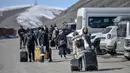 Kekhawatiran akan meluasnya perang dalam skala penuh memicu warga Iran untuk mencari keamanan di negara tetangga, khususnya melalui perbatasan darat menuju Provinsi Van, Turki. Tampak dalam foto, warga negara Iran menunggu bus di Turki setelah melewati perbatasan Kapikoy/Razi di Provinsi Van, Turki timur laut, pada Selasa 3 Maret 2026, sehari setelah kedua negara tersebut secara bersama-sama menangguhkan penyeberangan harian di perbatasan mereka karena serangan Israel-Amerika Serikat yang terus menghantam wilayah Republik Islam tersebut. (Ali IHSAN OZTURK/AFP)