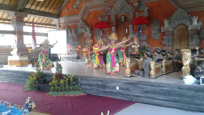 Tarii Bali di Gianyar saat kunjungan kerja Menteri Desa Eko Putro Sandjojo (Liputan6.com / HMB)