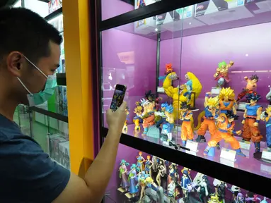 Pengunjung memfoto mainan khusus kolektor pada  toko mainan terbesar di Indonesia Multi Toys di QBIG, Seprong, Tangerang Selatan, Banten, kKamis (25/11/2021). Di masa pandemi dan paska pandemi, penjualan mainan meningkat signifikan. (merdeka.com/Arie Basuki)