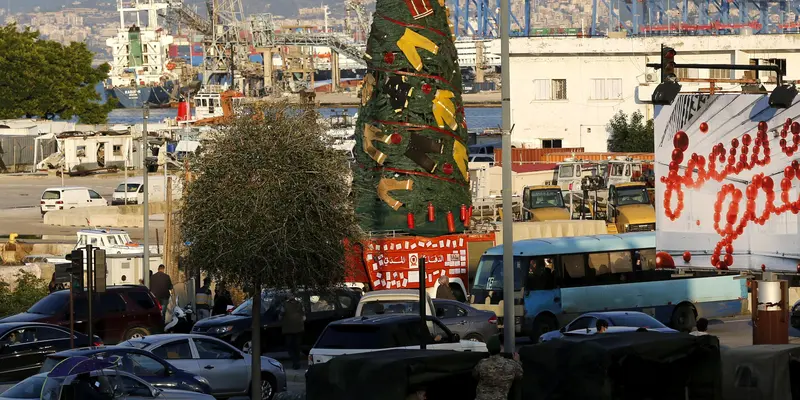 Penampakan Pohon Natal di Lebanon yang Dihiasi Baju Pemadam Kebakaran