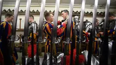 Pasukan Pengawal Swiss berdandan sebelum menghadiri upacara tahunan di Kota Vatikan (6/5). Swiss Guard adalah pasukan yang berasal dari Swiss namun mengabdikan diri kepada negara lain. (AFP/Filippo Monteforte)