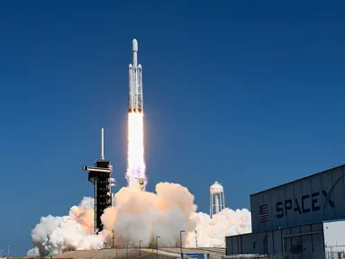 Roket SpaceX Falcon Heavy dengan pesawat antariksa Europa Clipper di dalamnya meluncur dari Kompleks Peluncuran 39A di Pusat Antariksa Kennedy NASA di Cape Canaveral pada 14 Oktober 2024. (CHANDAN KHANNA/AFP)