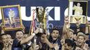 Teerasil Dangda dan rekan-rekannya mengangkat trofi AFF 2016 usai mengalahkan Indonesia 2-0. (Bola.com/Vitalis Yogi Trisna)