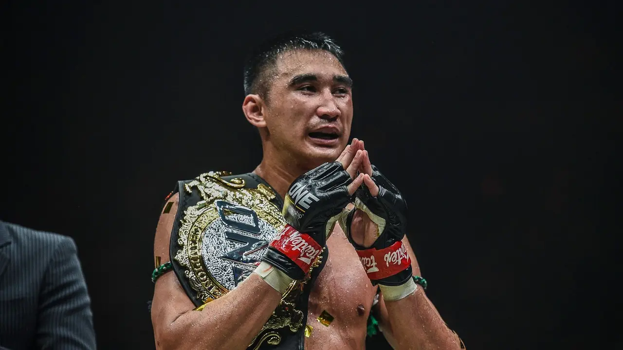 Juara dunia One Featherweight  Muay Thail Petchmorakot Petchyindee