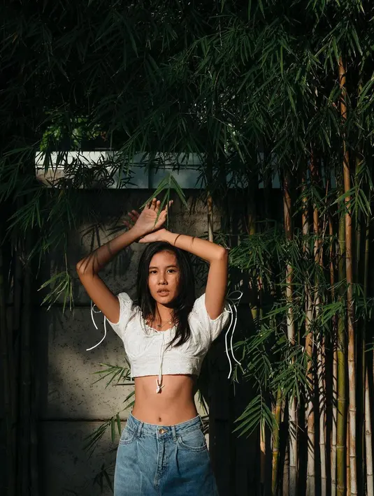 Atau penampilan manisnya di foto ini. Mengenakan crop top putih berlengan balon, dipadu celana jeans, Shenina Cinnamon tampil menawan. [Foto: Instagram/shenacinnamon]