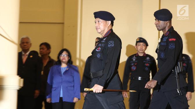 Kapolri Jenderal Tito Karnavian bersiap memimpin upacara serah terima jabatan (sertijab) di Mako Brimob, Kelapa Dua, Depok, Rabu (14/ 11). Polri mengadakan upacara sertijab Kadiv Humas dan Kapolda Kepulauan Bangka Belitung. (Liputan6.com/Herman Zakharia)