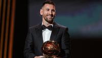 Lionel Messi kembali tampil dengan kumis dan berewok saat menerima penghargaan Ballon d'Or kedelapannya pada tahun 2023. Gelar tersebut diraihnya atas capaiannya pada tahun 2022 bersama PSG dan Timnas Argentina yang dibawanya menjuarai Piala Dunia 2022. (AFP/Franck Fife)
