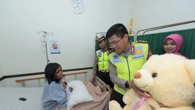 Kakorlantas jenguk ibu yang melahirkan di jalan