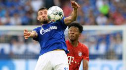 Gelandang Schalke, Daniel Caligiuri, mengontrol bola saat melawan Bayern Munchen pada laga Bundesliga di Veltins-Arena, Gelsenkirchen, Sabtu (24/8). Schalke kalah 0-3 dari Munchen. (AFP/Uwe Kraft)