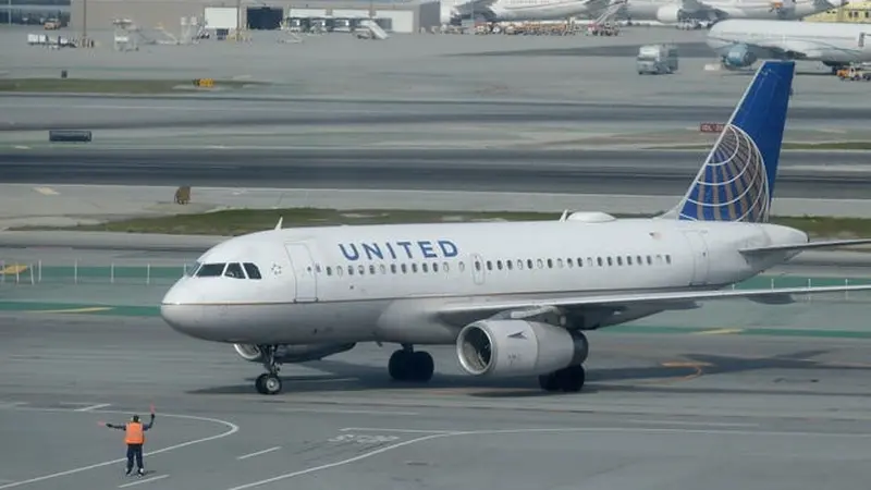 Roda Pesawat Boeing Milik United Airlines Copot Saat Lepas Landas di Denver, Penumpang Selamat