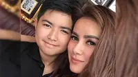 Olla Ramlan dan putra sulungnya, Sean [foto: instagram/ollaramlanaufar]