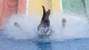 Pengunjung berseluncur saat berenang di Siam Amazing Park, Bangkok, Thailand, Rabu (17/6/2020). Keseharian warga Bangkok berangsur normal setelah pemerintah terus melonggarkan pembatasan terkait pandemi virus corona COVID-19. (AP Photo/Sakchai Lalit)