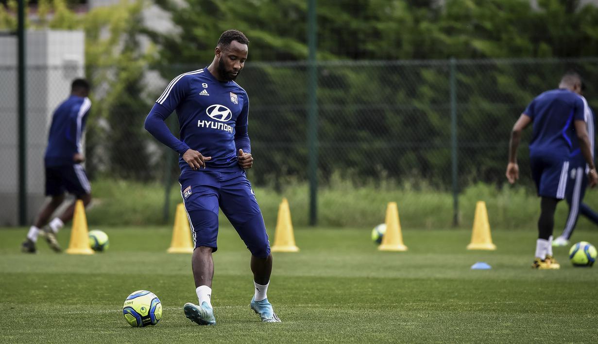 Penyerang Olympique Lyon, Moussa Dembele, melakukan latihan di Decines-Charpieu Groupama, Prancis, Rabu (10/6/2020). Olympique Lyon melakukan persiapan Jelang leg kedua babak 16 besar Liga Champions melawan Juventus. (AFP/Jeff Pachoud)