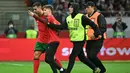 Steward stadion pun berlari mengikuti dan mendekat untuk mengamankan situasi. (Sergei GAPON/AFP)