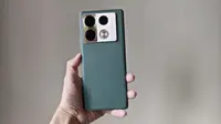 Infinix Note 40 Pro dalam balutan warna hijau menggunakan material kulit sintetis yang membuat tampilannya cukup mewah (Liputan6.com/ Agustin Setyo Wardani)