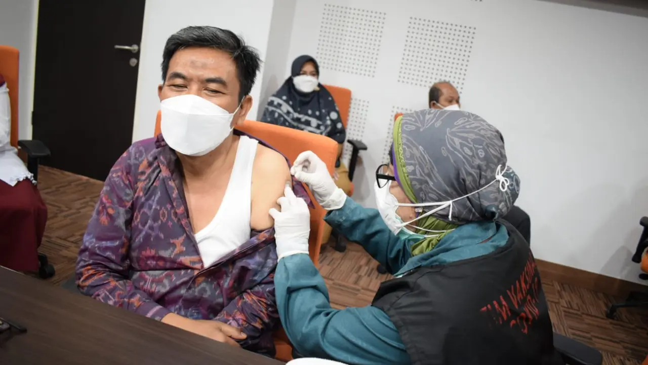 Vaksinasi booster di Unusa. (Dian Kurniawan/Liputan6.com)