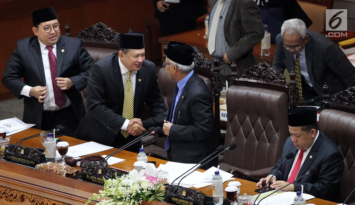 Ketua DPR Bambang Soesatyo (dua kiri) menyalami Wakil Ketua DPR Agus Hermanto dalam Rapat Paripurna ke-19 di Kompleks Parlemen, Senayan, Jakarta, Senin (5/3). DPR menyetujui dua usul inisiatif DPR RI menjadi RUU. (Merdeka.com/Iqbal Nugroho)