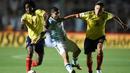 Pemain Argentina, Ever Banega (tengah), berusaha dihentikan pergerakannya oleh pemain Kolombia pada laga kualifikasi Piala Dunia 2018 zona CONMEBOL di Estadio San Juan del Bicentenario, Selasa (15/11/2016). (AFP/Eitan Abramovich)