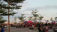 Menikmati senja di Anjungan Pantai Losari tak lengkap tanpa menyantap pisang epek. (Liputan6.com/Eka Hakim).