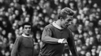 Penyerang Manchester United asal Skotlandia, Denis Law meraih penghargaan Ballon d'Or pada tahun 1964. (AFP/Central Press/Staff)