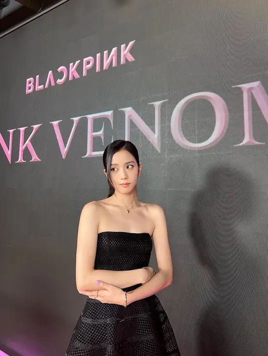 Jisoo juga mendapatkan banyak pujian karena visualnya yang memukau dalam musik video Pink Venom. Hebatnya lagi, video klip yang rilis di kanal YouTube Blackpink itu sudah mendulang 36 juta penonton dalam waktu 6 jam perilisan. Dan akan terus bertambah seiring waktu. (Liputan6.com/IG/@sooyaaa__)