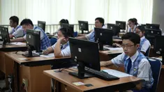 Sejumlah siswa mengikuti Ujian Nasional (UN) berbasis komputer atau Computer Based Test (CBT) di SMPK Penabur 2, Jakarta, Senin (4/5). SMPK Penabur 2 menjadi satu-satunya SMP yang melaksanakan UN berbasis komputer di Jakarta. (Liputan6.com/Faizal Fanani)